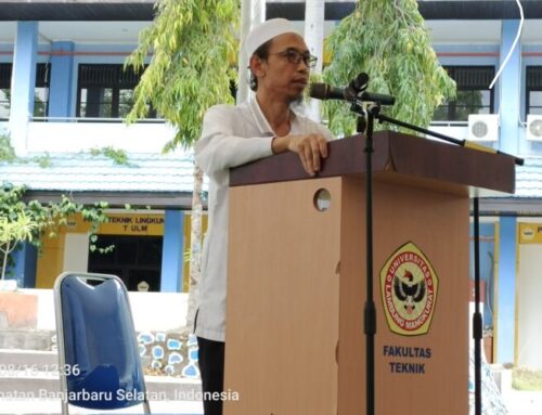 Sholat Jumat di Plaza Kampus FT ULM Banjarbaru pada pelaksanaan PKKMB 2024