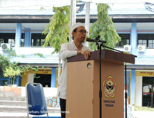 Sholat Jumat di Plaza Kampus FT ULM Banjarbaru pada pelaksanaan PKKMB 2024